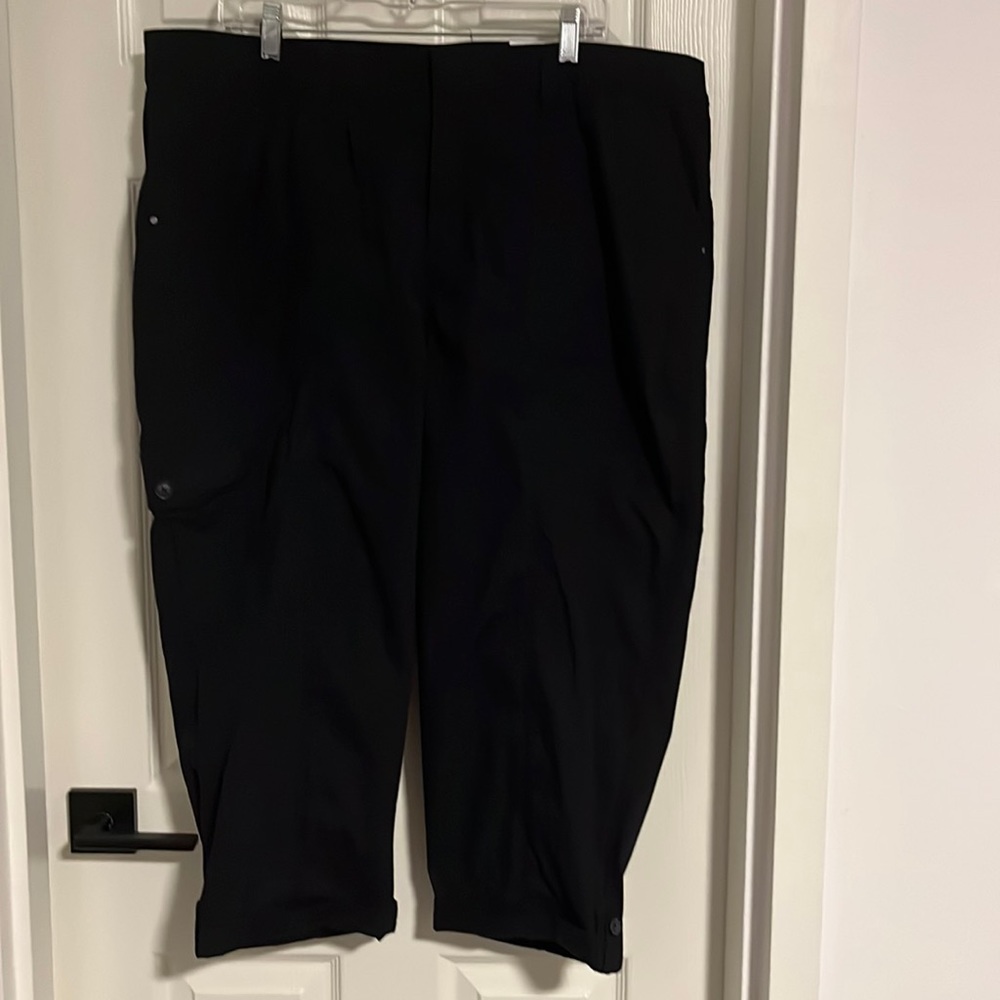 Chico’s size 4 (us size 20) black lightweight capris new with tags nwt